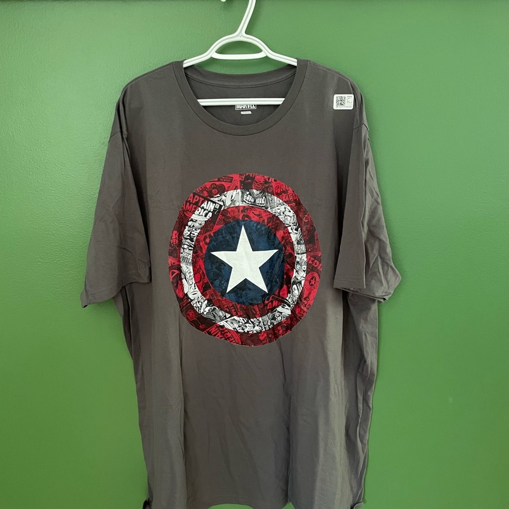 Marvel Captain America Gray and Red Short Sleeve Tee